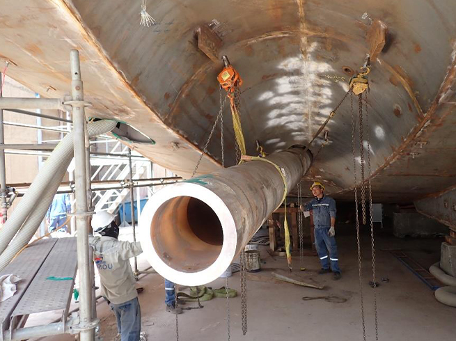 Menawethan-Installing-Port-Outer-Stern-Tube-220425